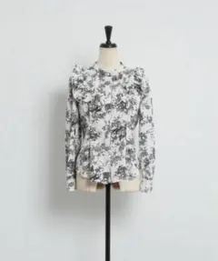 tocco closet フリル付きタック入りトワルドジュイプリントブラウスのサムネイル