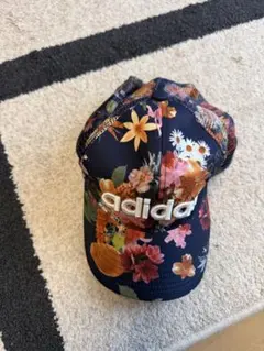 adidas フラワープリント キャップ