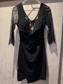 ビジュー付き黒Vネックドレス