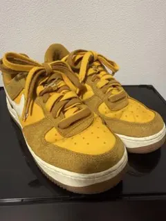 Nike イエロースエードスニーカー - メルカリ