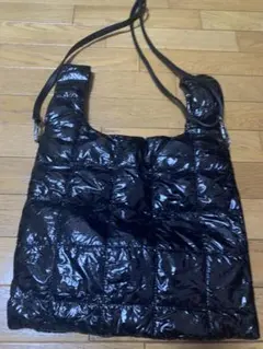 黒いナイロンキルティングショルダーバッグ