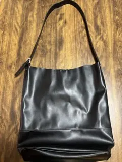 黒 ショルダーバッグ　ブラックレザー風のサムネイル
