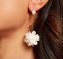 新品　美品ホワイト花デザイン　パール　ロングピアス