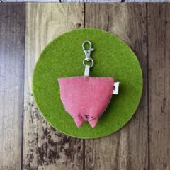 【ねこが生やせるバッグチャーム】オリジナルハンドメイド布製キーホルダー　猫　赤色