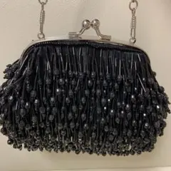 美品 ビーズが揺れる小ぶりなパーティバッグ  ブラック