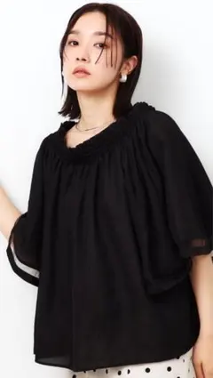 黒いフリル付きシフォンブラウス　38M