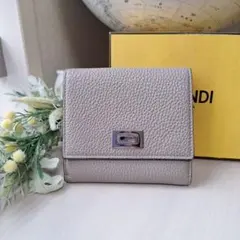美品　FENDI　ピーカブー　折り財布　グレージュ　セレリア　ピーカーブー