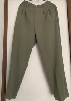 NICE CLAUP ナイスクラップ タックテーパードパンツ カーキ Sサイズのサムネイル