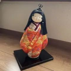 日本人形 赤と金の着物