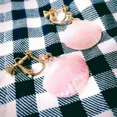 ピンクの貝殻イヤリング