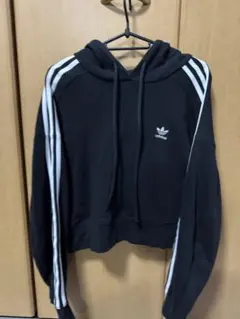 adidas クロップド ブラック パーカー