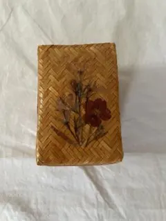 花の装飾付き二段重ね小物入れ