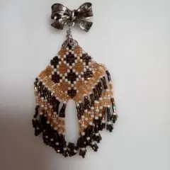 ビーズ刺繍ダイヤモンド型ブローチ