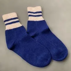 ハンドメイド　紺とピンクのストライプクルーソックス　機械編み　毛　ルームソックス