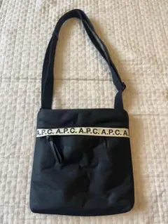 A.P.C. ショルダーバッグ サコッシュ ブラック ロゴテープ 軽量のサムネイル