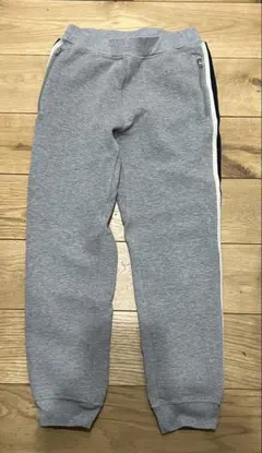ユニクロ　グレー スウェットパンツ サイドストライプ　140