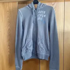 ABERCROMBIE&FITCH アバクロ　Sサイズ　刺繍のグレーのパーカー