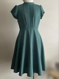 Ｖ６３　グリーンピンタックフレア、ワンピース　後リボン　M