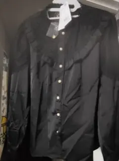 フリル付き黒サテンシャツ