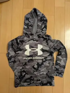 【エケコちゃん様専用です】UNDER ARMOUR 迷彩柄 パーカー　140