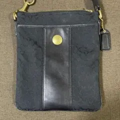 美品coachコーチシグネチャーショルダーバック黒ブラック斜めがけ