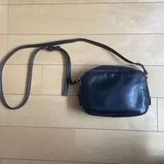 agnès b. ブラックレザーショルダーバッグ