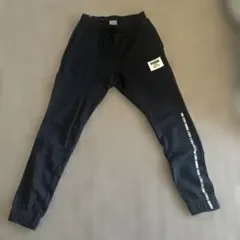 PUMA ブラック スウェットジョガーパンツ