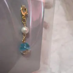 青と白の金箔入りチャーム