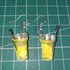 レモンのドリンクのピアス