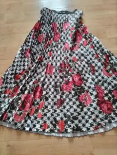 2月末で削除 ❤️ZARA プリーツスカート ホワイト/ブラック/レッド