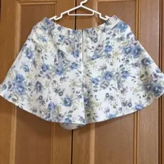 白地に青い花柄キュロットスカート