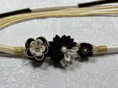 b-405 正絹帯締め　振袖　つまみ細工 3連花飾り　 金ラメ散らし×黒