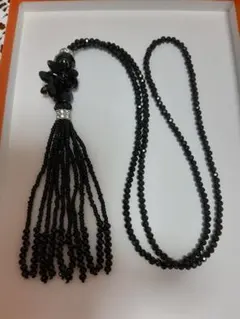 黒いタッセル付きロングネックレス