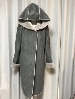 フード付きグレーのムートンコート