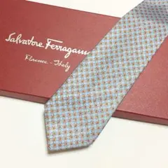未使用級 サルヴァトーレフェラガモ ネクタイ シルク100% ライトブルー 総柄