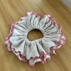 ホワイトとピンクのフリルシュシュ