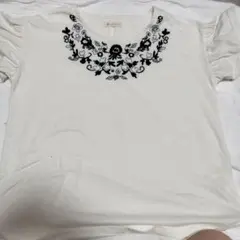 ホワイト 半袖Tシャツ 黒の刺繍入りのサムネイル