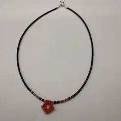 珊瑚ビーズの幾何学的ネックレス