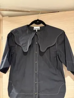 GANNI ビッグカラー 半袖シャツ ブラックのサムネイル