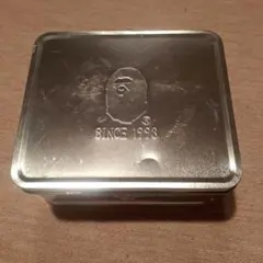 A BATHING APE ロゴ入り 缶ケースのサムネイル