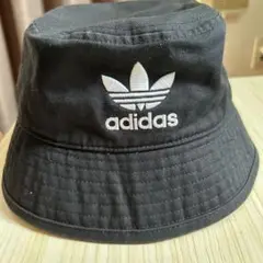 adidas ブラック バケットハット