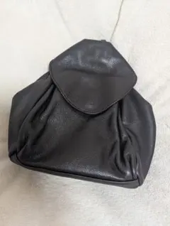 レザー素材の2WAYリュックサック　ボディバッグやショルダーバッグ　三角形　本革