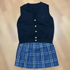 ブラックボタン付きベストとチェック柄スカート セット