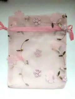 【新品】シフォン巾着ポーチ　ピンクの花柄刺繍、アップリケ付き