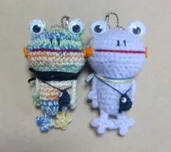 ハンドメイド あみぐるみ ポシェットを付けた猫のキーホルダー - メルカリ