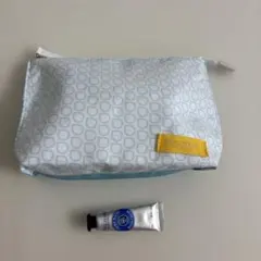 L'OCCITANE ロゴ入りポーチ 水色とハンドクリームのセット新品、未使用品のサムネイル
