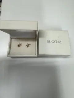 ブルーム K10 YG ダイヤモンド リボンフープピアス - メルカリ