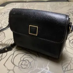 ニナリッチ黒 レザー ショルダーバッグ フラップ式