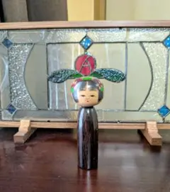 木製こけし 花飾りの髪型