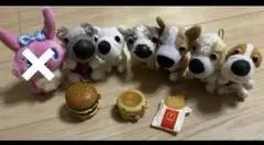 犬のぬいぐるみセットとミニチュアフード